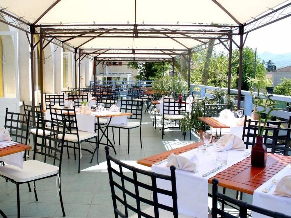 Logis Hotel Restaurant Le Castel Fleuri Saint Jean en Royans Bagian luar foto